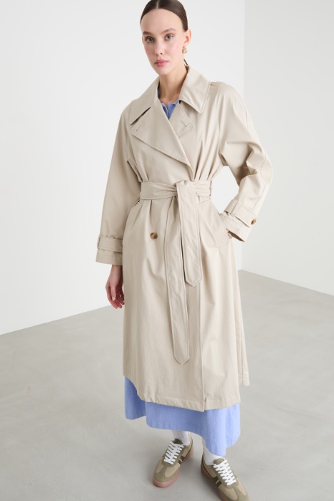 Trench cruzado con cinturón