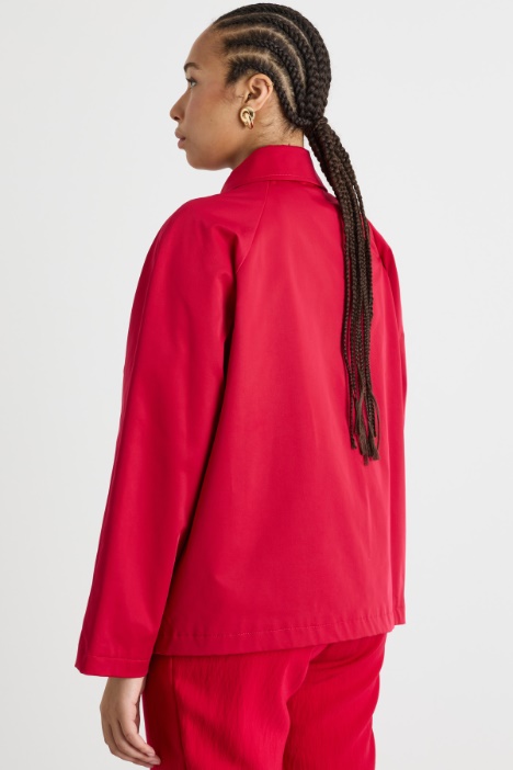 Trench corto de gabardina