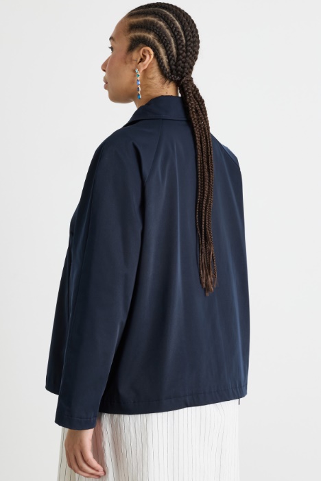 Trench corto de gabardina