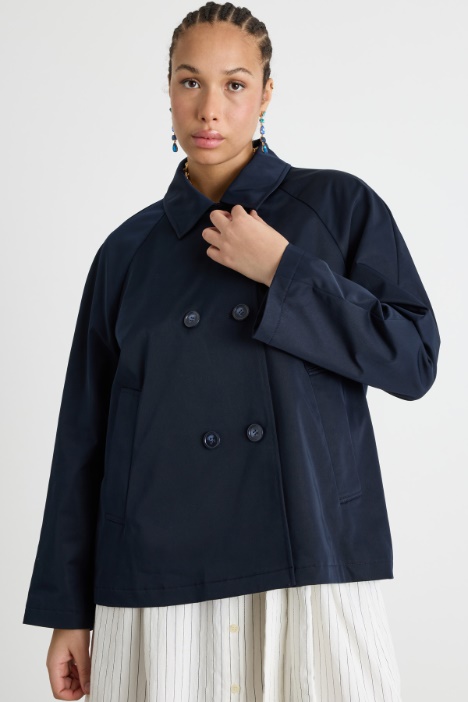 Trench corto de gabardina