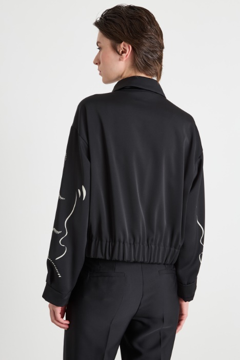 Chaqueta con detalles de estampado