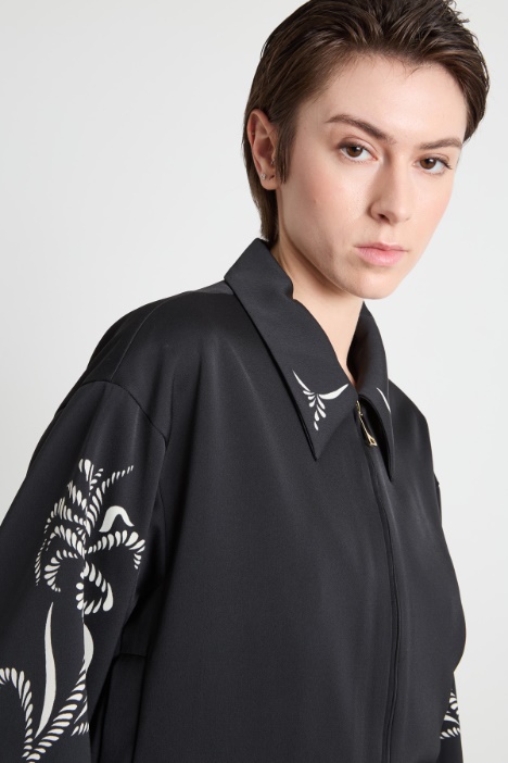 Chaqueta con detalles de estampado