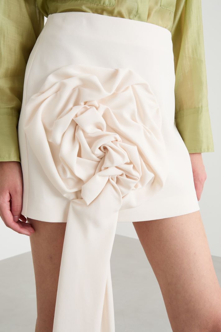 Flower-appliqué mini skirt Intrend - 3