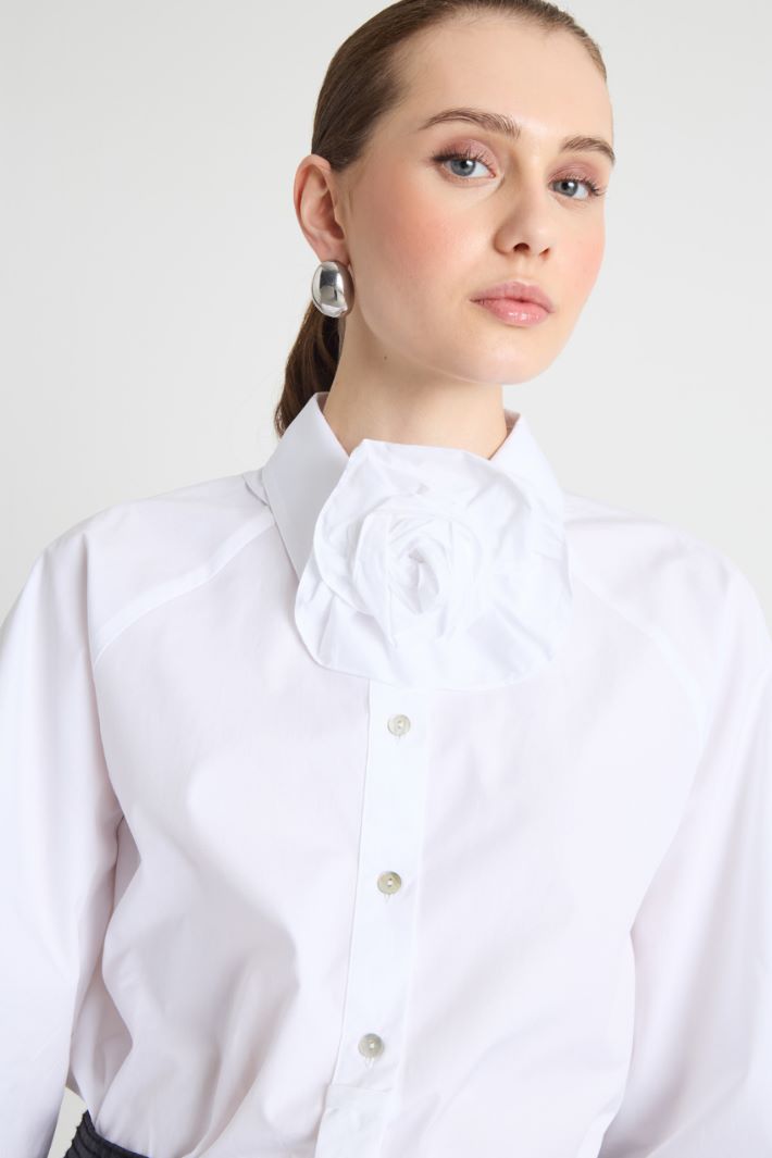 Poplin shirt with floral appliqué Intrend - 3