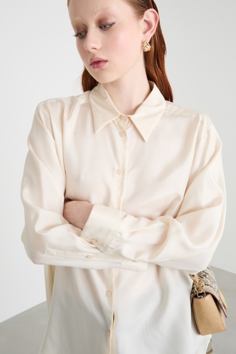 Blusa fluida con fondo stondato