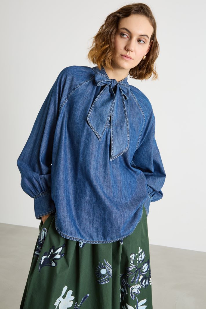 Denim blouse with self-tie scarf collar Intrend - 2
