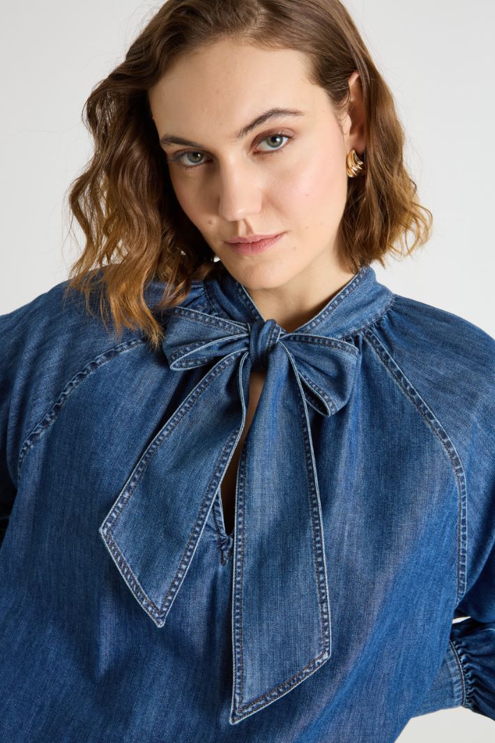 Denim blouse with self-tie scarf collar Intrend - 3