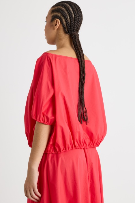 Blusa crop con ampio scollo a barchetta