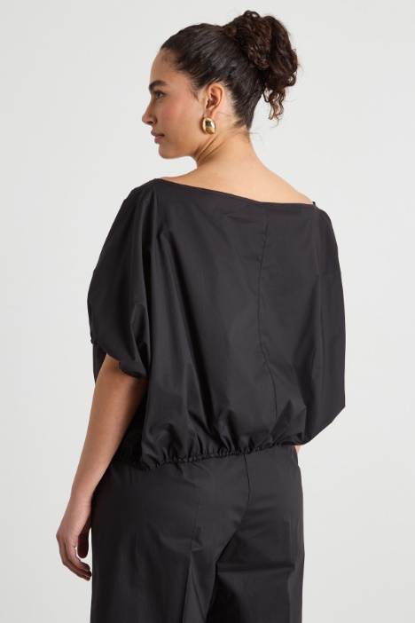 Blusa crop con ampio scollo a barchetta