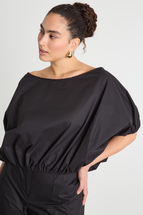 Blusa crop con ampio scollo a barchetta