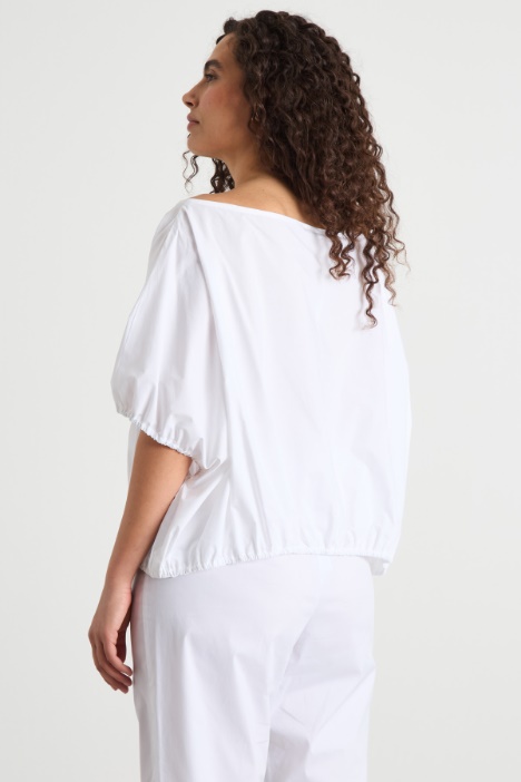 Blusa crop con ampio scollo a barchetta