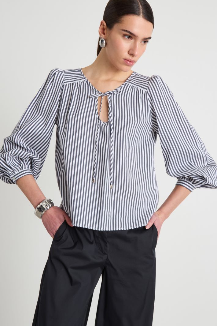 Flowing blouse with ties Intrend - 2