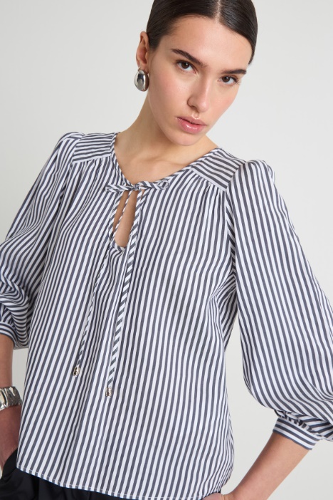 Blusa fluida con nastri