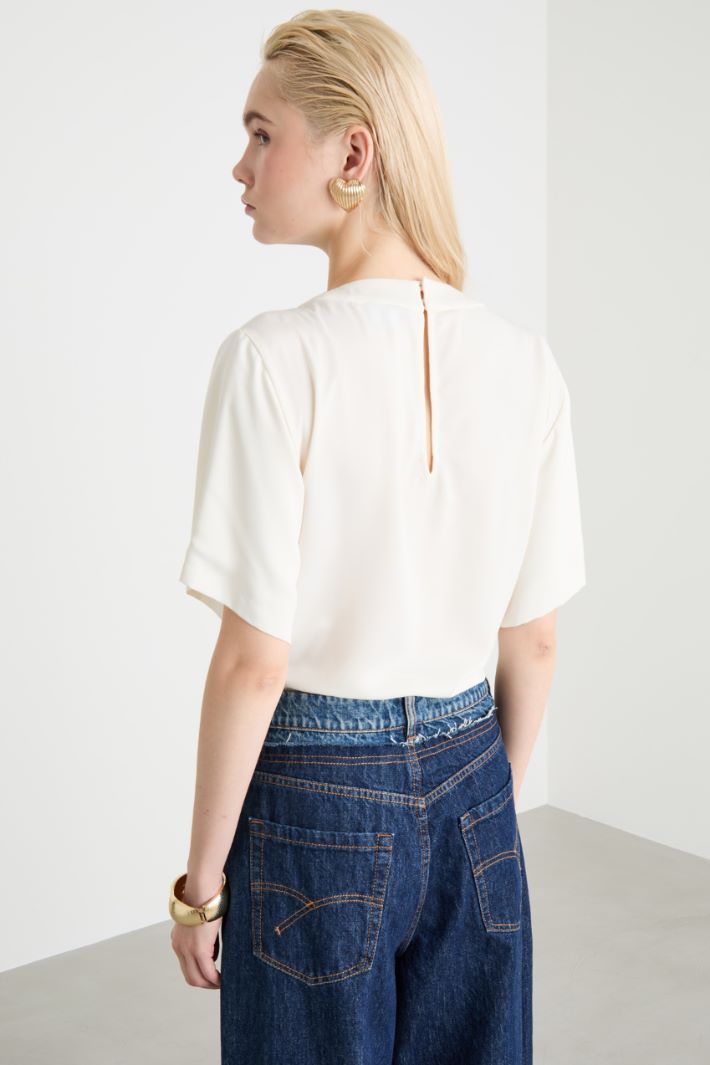 Blusa crop con nodo Intrend - 4
