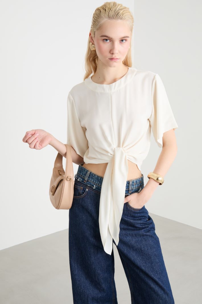 Blusa crop con nodo Intrend - 2