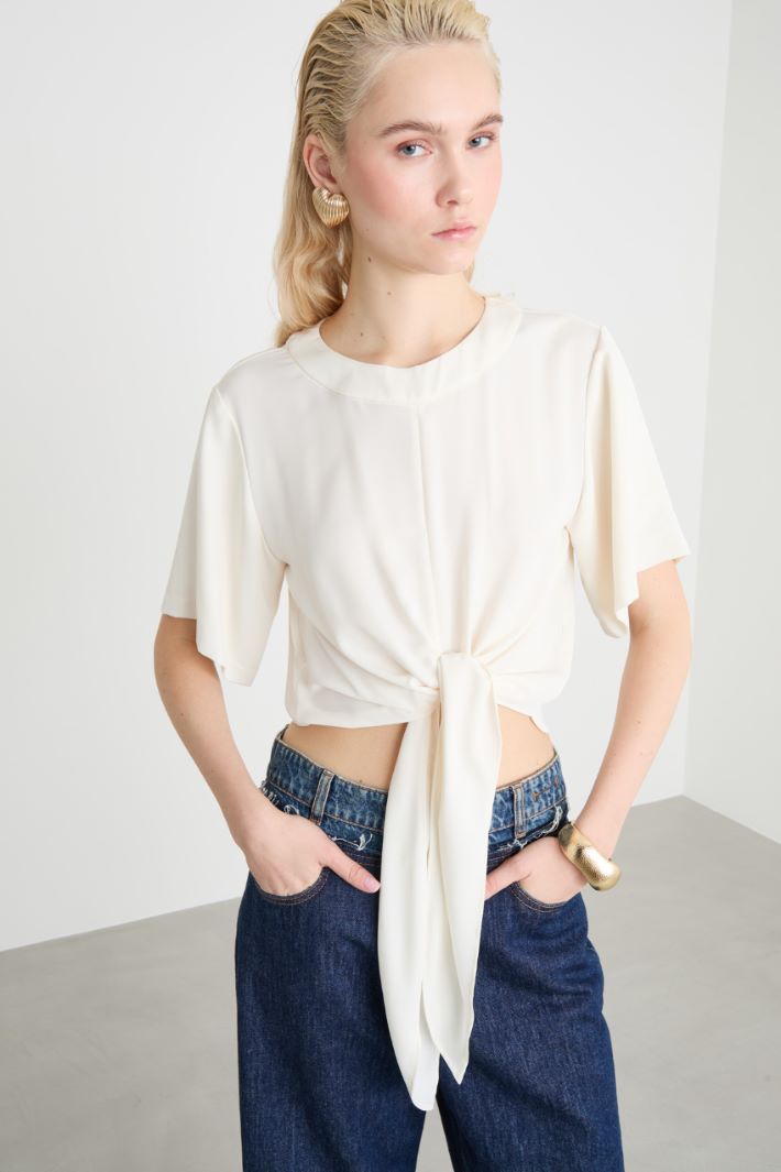 Blusa crop con nodo Intrend - 3