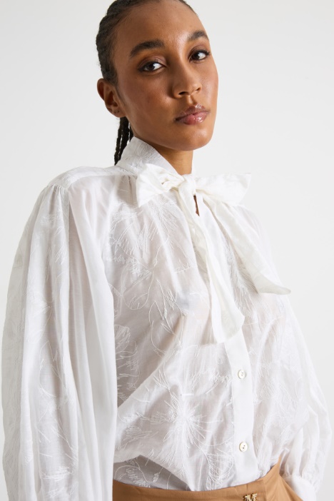 Blusa de muselina bordada