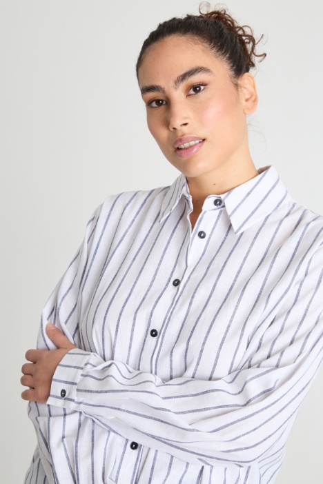 Camicia dritta e ampia