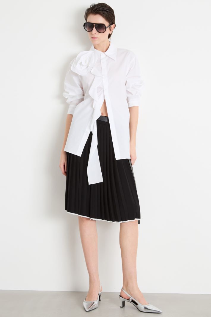 Camicia con rouche e applicazione floreale Intrend