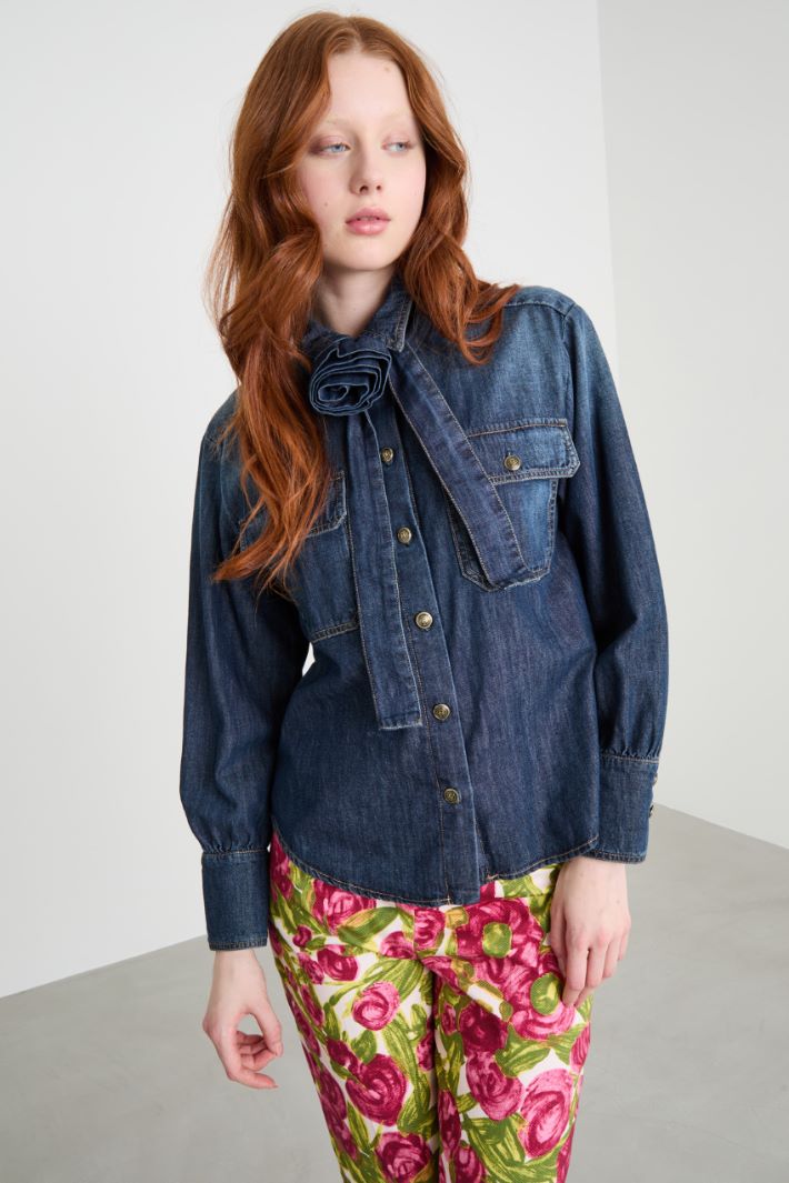 Floral-appliqué denim shirt Intrend - 2