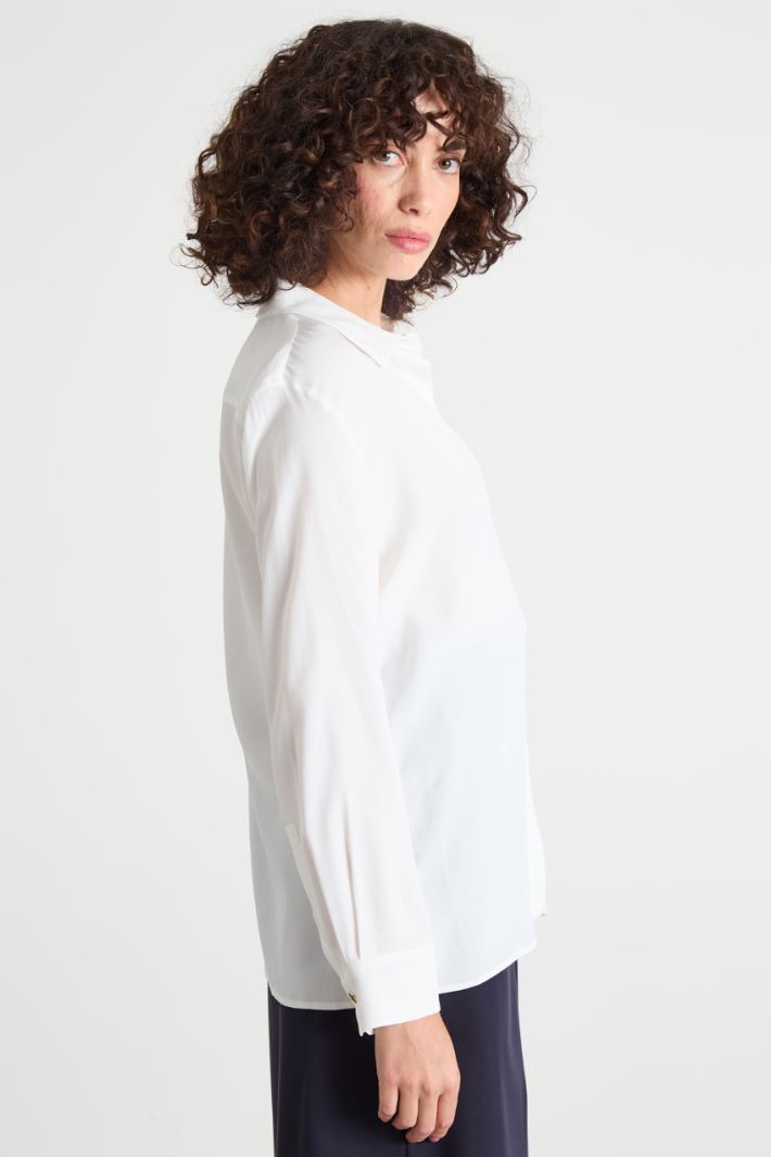 Flower-appliqué crepe blouse Intrend - 4