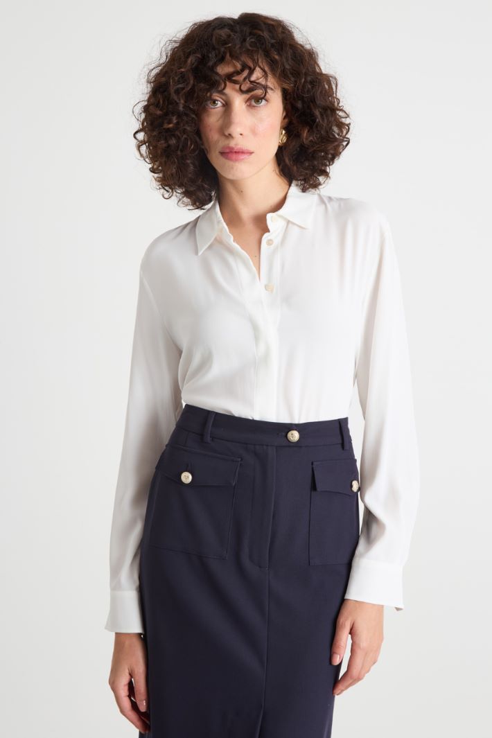 Flower-appliqué crepe blouse Intrend - 2