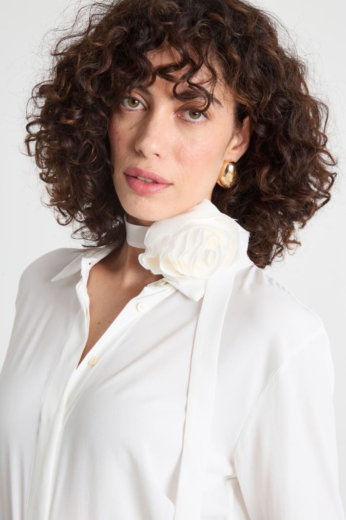 Flower-appliqué crepe blouse Intrend - 3