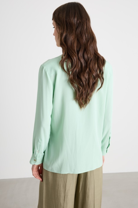 Blusa in crepe con applicazione a fiore