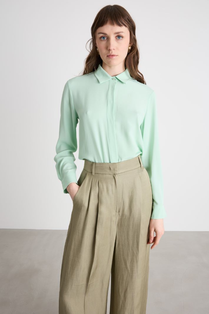 Flower-appliqué crepe blouse Intrend - 2