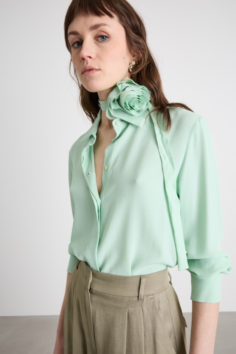 Blusa in crepe con applicazione a fiore