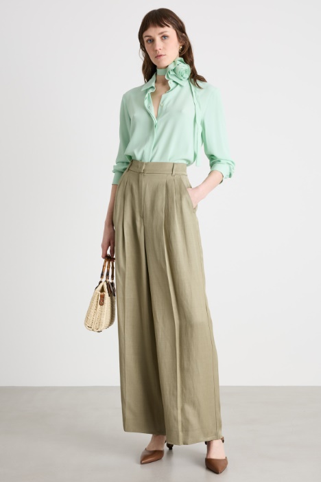 Flower-appliqué crepe blouse Intrend