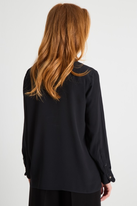 Blusa in crepe con applicazione a fiore