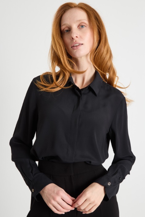 Flower-appliqué crepe blouse Intrend