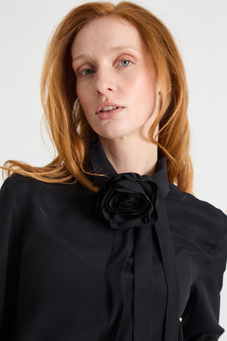 Blusa in crepe con applicazione a fiore