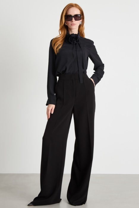 Flower-appliqué crepe blouse Intrend