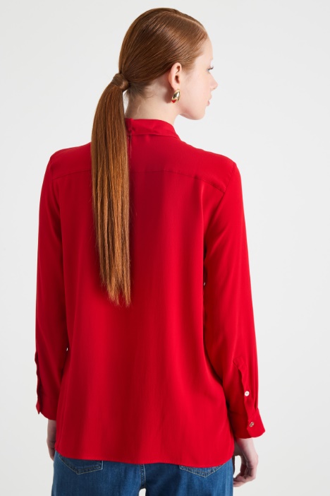 Blusa de crepé con aplique en forma de flor