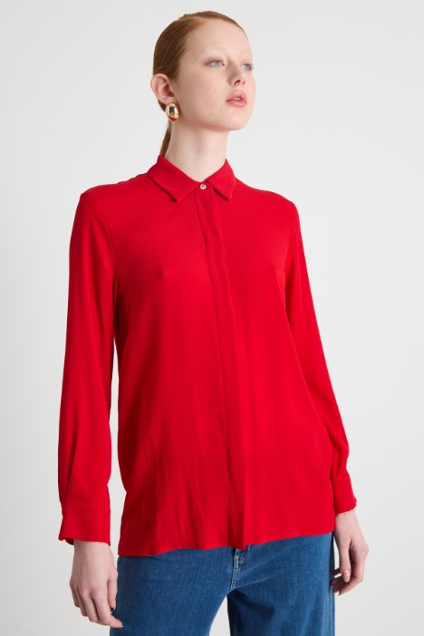 Flower-appliqué crepe blouse Intrend