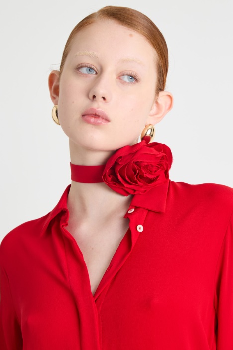 Blusa de crepé con aplique en forma de flor