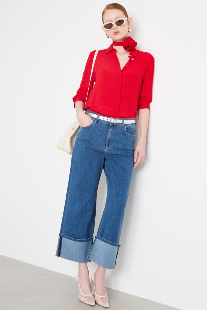 Flower-appliqué crepe blouse Intrend