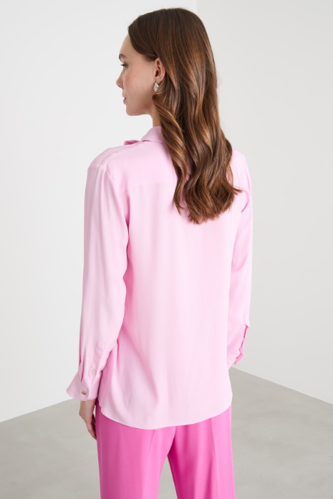 Blusa in crepe con applicazione a fiore