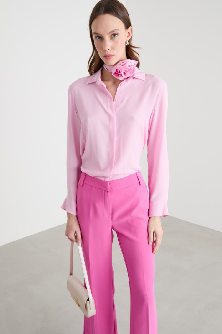 Blusa in crepe con applicazione a fiore Intrend - 2