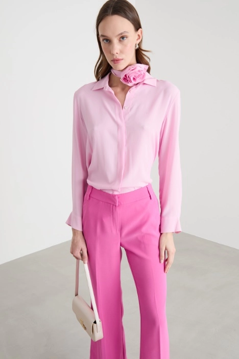 Flower-appliqué crepe blouse - Intrend
