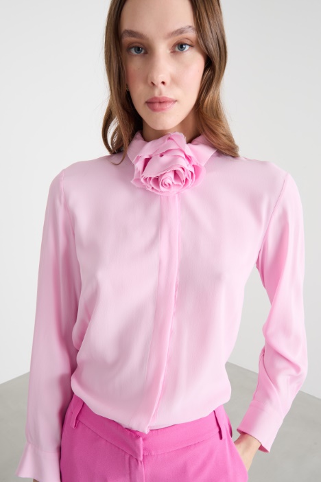 Blusa in crepe con applicazione a fiore