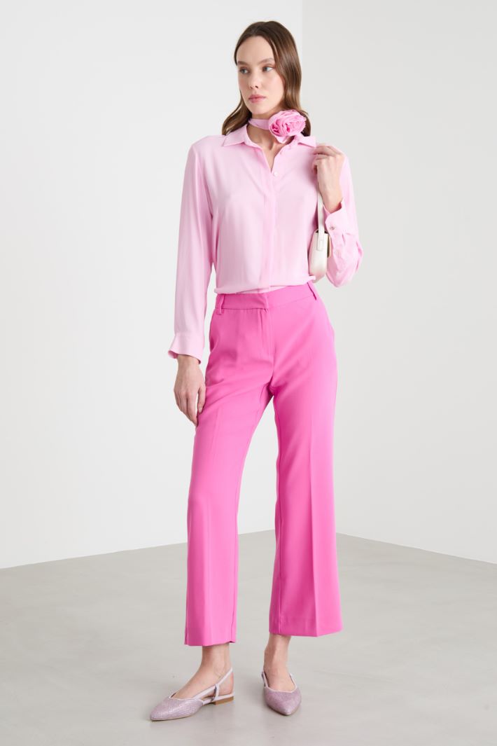 Blusa in crepe con applicazione a fiore Intrend