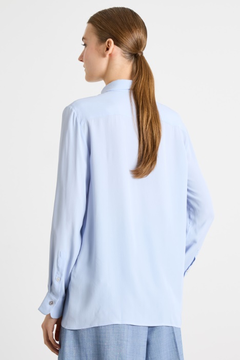 Blusa in crepe con applicazione a fiore