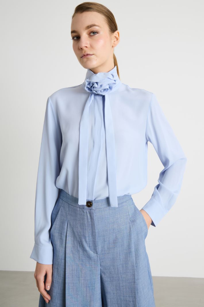 Blusa in crepe con applicazione a fiore Intrend - 2