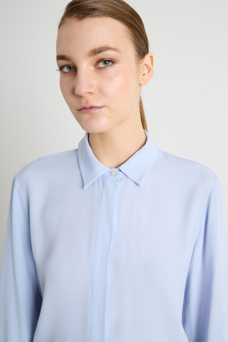 Blusa in crepe con applicazione a fiore