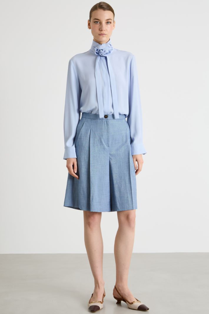 Blusa in crepe con applicazione a fiore Intrend