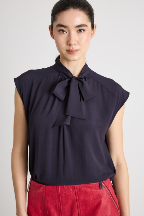 Blusa con collo a foulard
