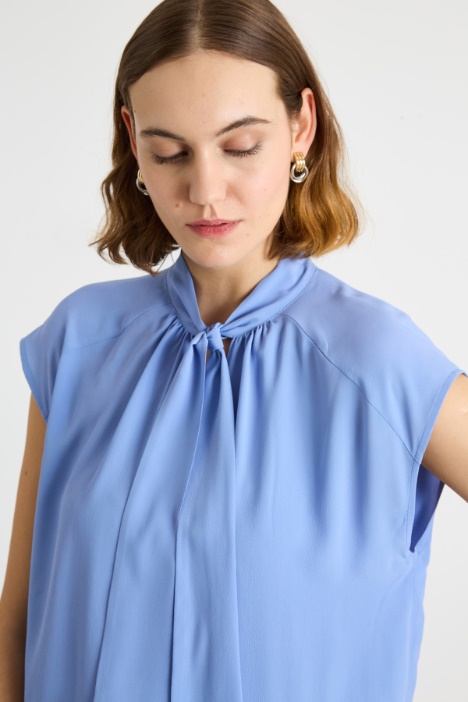 Blusa con collo a foulard